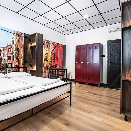 Vola Hostel Warszawa Exteriör bild