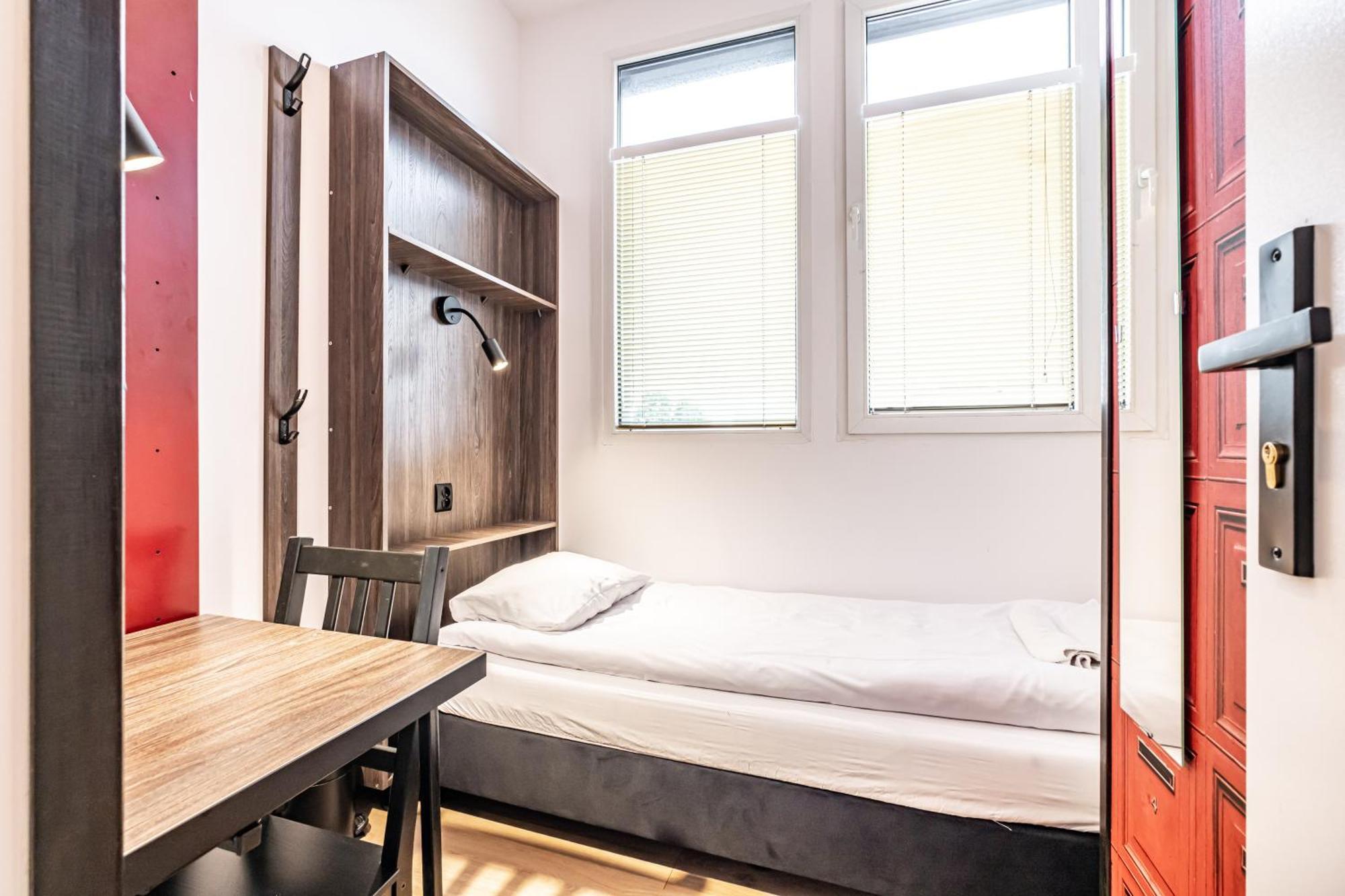 Vola Hostel Warszawa Exteriör bild